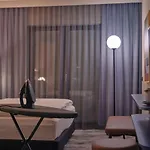 Adina 4*