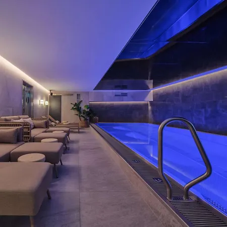 Adina Aparthotel 4*